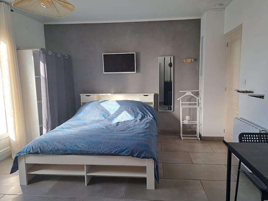Dans Maison Avec Jardin Et Balcon, Au Calme