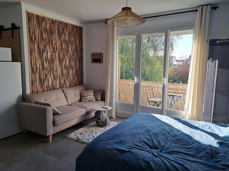 Dans Maison Avec Jardin Et Balcon, Au Calme
